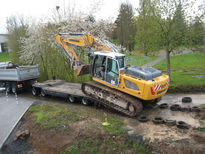 Der Rückbau-Bagger wird abtransportiert